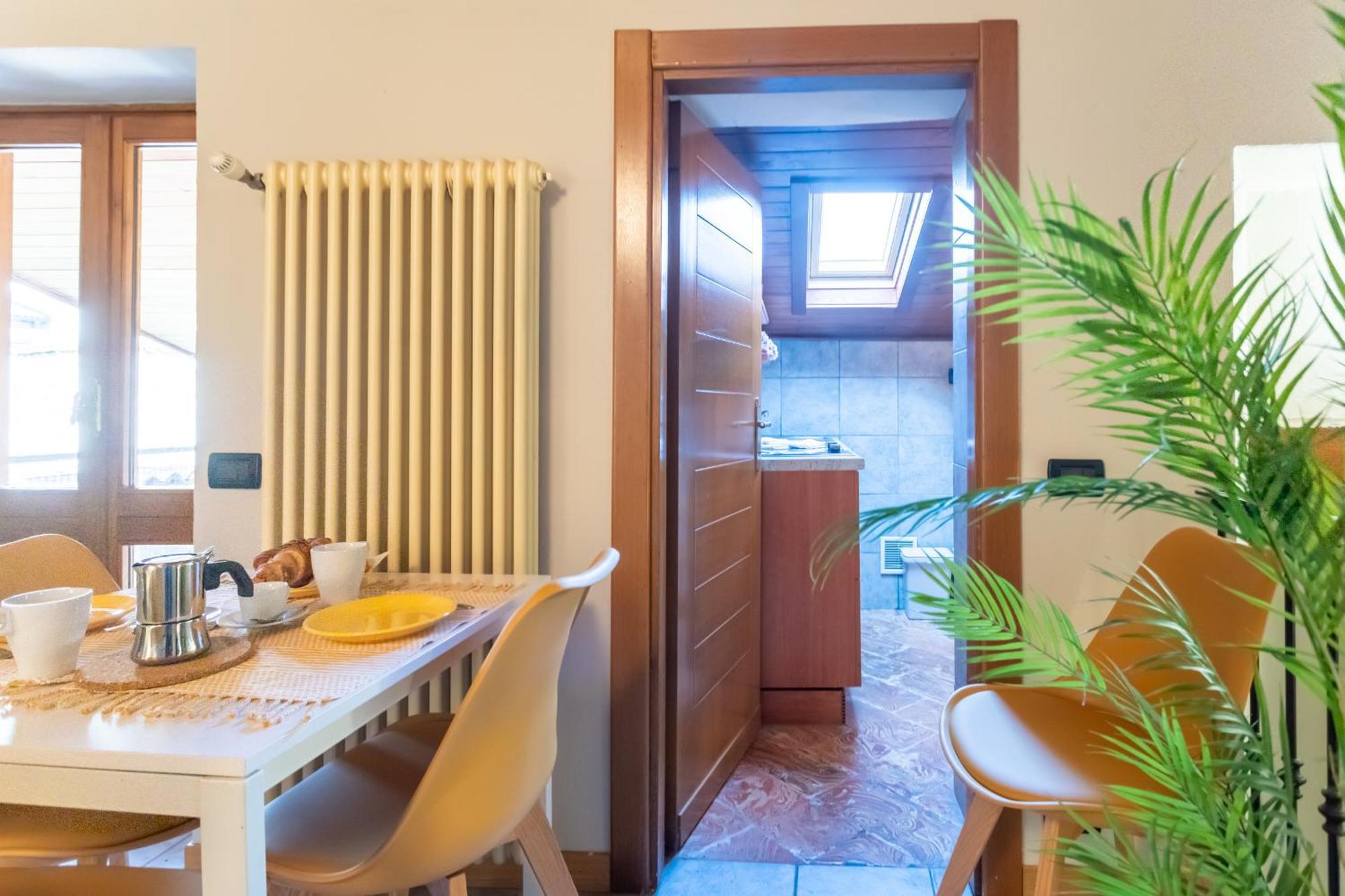 Blue Attic - Historical Como City Center By Rent All Como Exterior photo